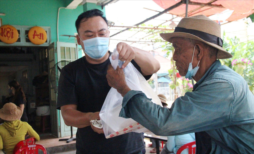 Quán cơm 3 ngàn đồng của nhóm Thiện nguyện Tươi sáng là địa chỉ quen thuộc của người nghèo 