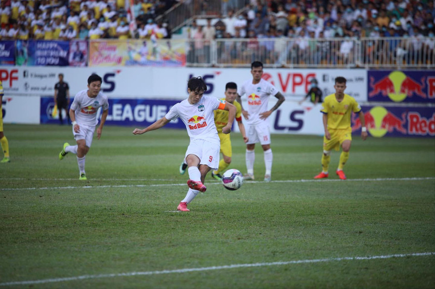 Văn Toàn có pha lập công thứ 6 từ đầu mùa giải, giúp HAGL đánh bại Nam Định 4-3. Ảnh: Hữu Phạm 