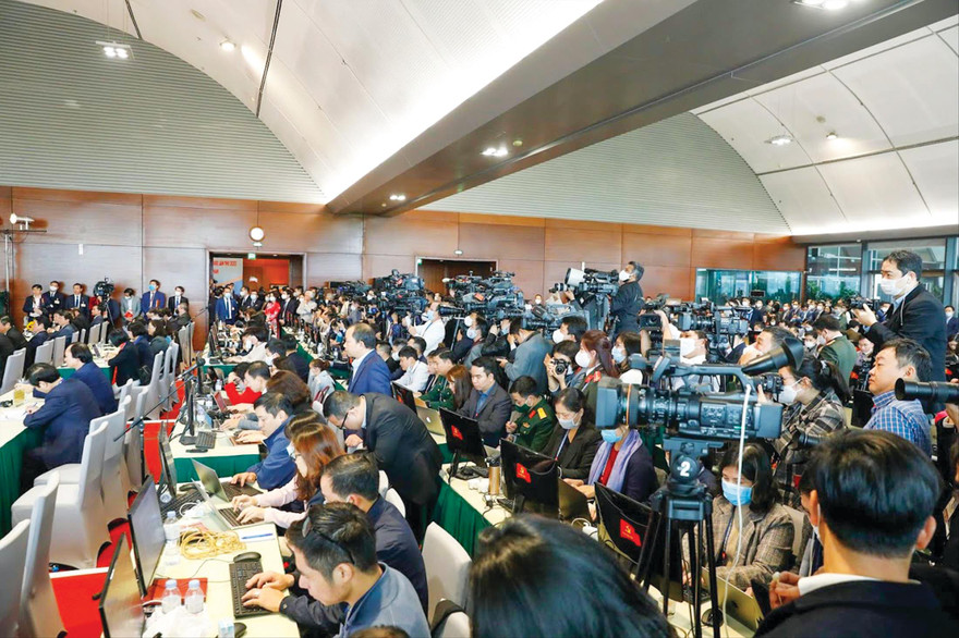 Báo chí tác nghiệp tại Đại hội XIII của Đảng. Ảnh: Nhật Minh 