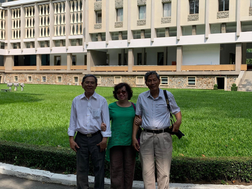 Bên hông Dinh Thống Nhất, 28/4/2021: Tác giả bài báo và nhân vật của mình - Bùi Trọng Nghĩa (bìa trái), Chu Chí Thành (bìa phải). Ảnh: QUANG VINH 