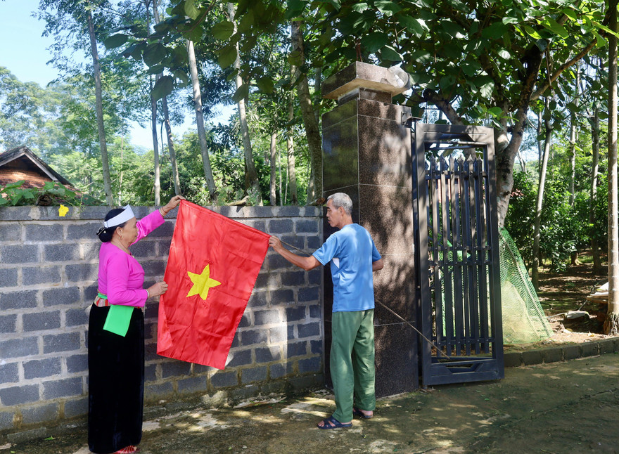 Các gia đình đều dọn dẹp nhà cửa và treo cờ Tổ quốc