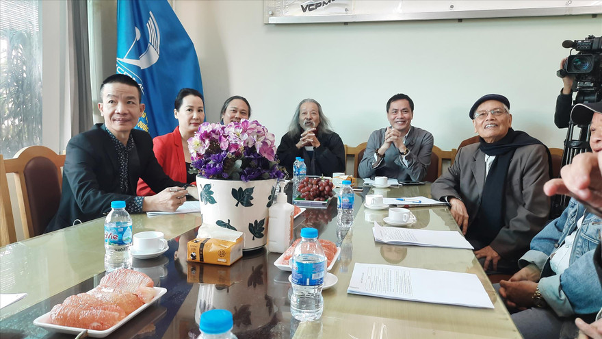 Các nhạc sĩ Doãn Nho, Giáng Son, Nguyễn Vĩnh Tiến, Văn Thao... trong buổi gặp gỡ với VCPMC sáng 9/11. Ảnh: NMH