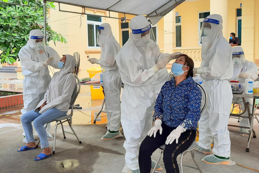 Học viên Học viện Quân y lấy mẫu xét nghiệm COVID-19 cho người dân Bắc Giang 