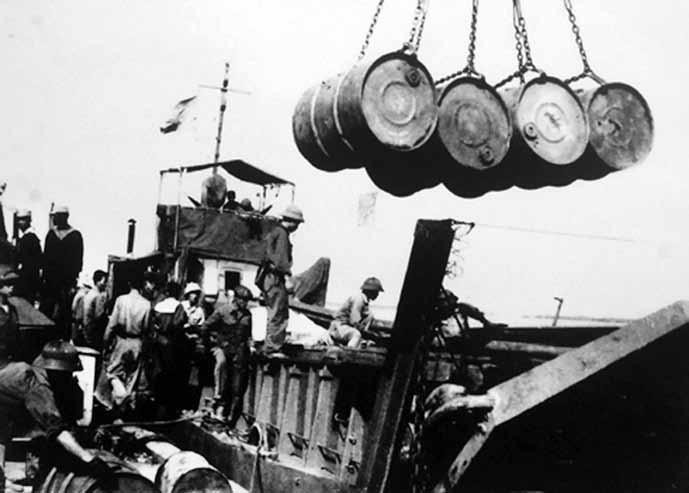 Đoàn 125 xếp hàng lên tàu không số để vận chuyển, chi viện cho chiến trường miền Nam. Ảnh: T.L 