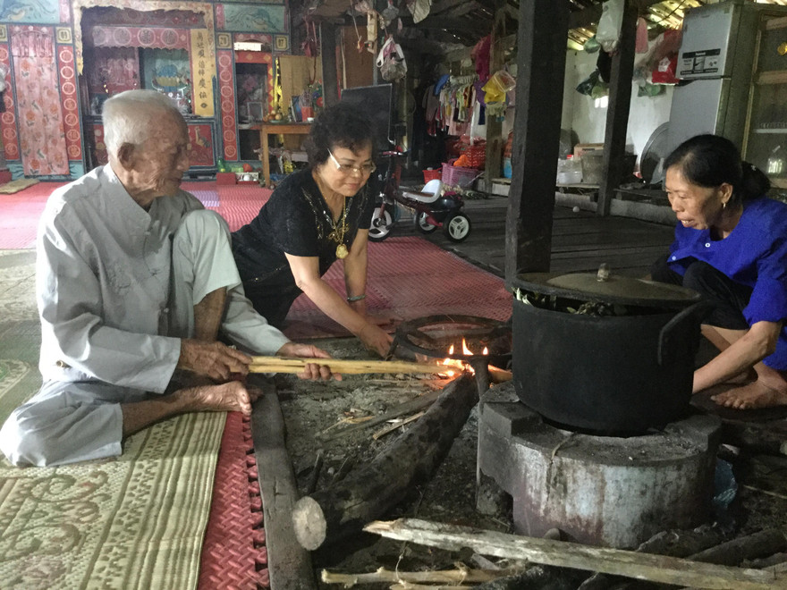 Gian bếp người Tày ở Lạng Sơn luôn đỏ lửa. Ảnh: Duy Chiến 