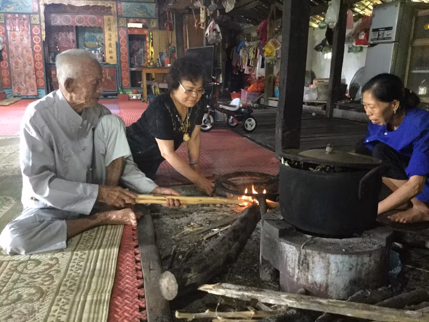 Gian bếp người Tày ở Lạng Sơn luôn đỏ lửa. Ảnh: Duy Chiến 