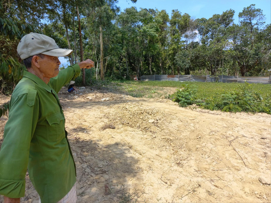 Ông Nguyễn Hoàng Sinh (ở phường Hòa Thọ Tây, quận Cẩm Lệ) bên diện tích đất chưa bàn giao do chưa đền bù thỏa đáng. Ảnh: Nguyễn Thành