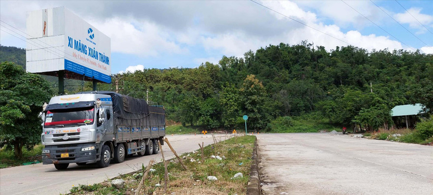 Đường QL14B vào Nhà máy xi măng Xuân Thành và Nhà máy Thép Việt - Pháp, đối diện là quy hoạch nghĩa trang 