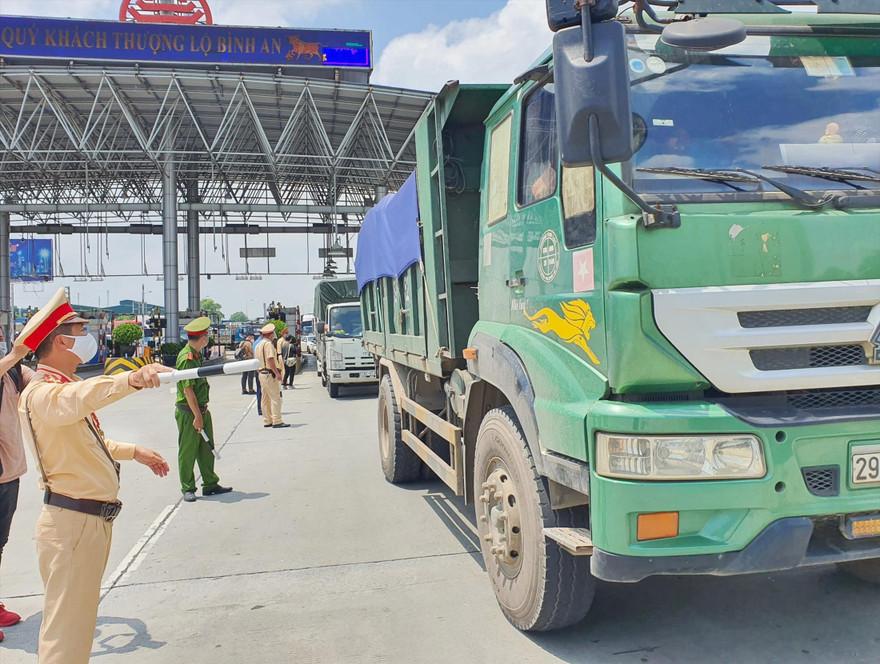 Xe chở hàng bị yêu cầu quay đầu tại chốt kiểm soát trong 2 ngày qua