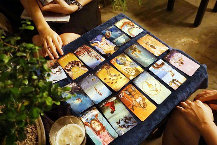 Chơi tarot bị một số người lạm dụng như một thứ mê tín dị đoan 
