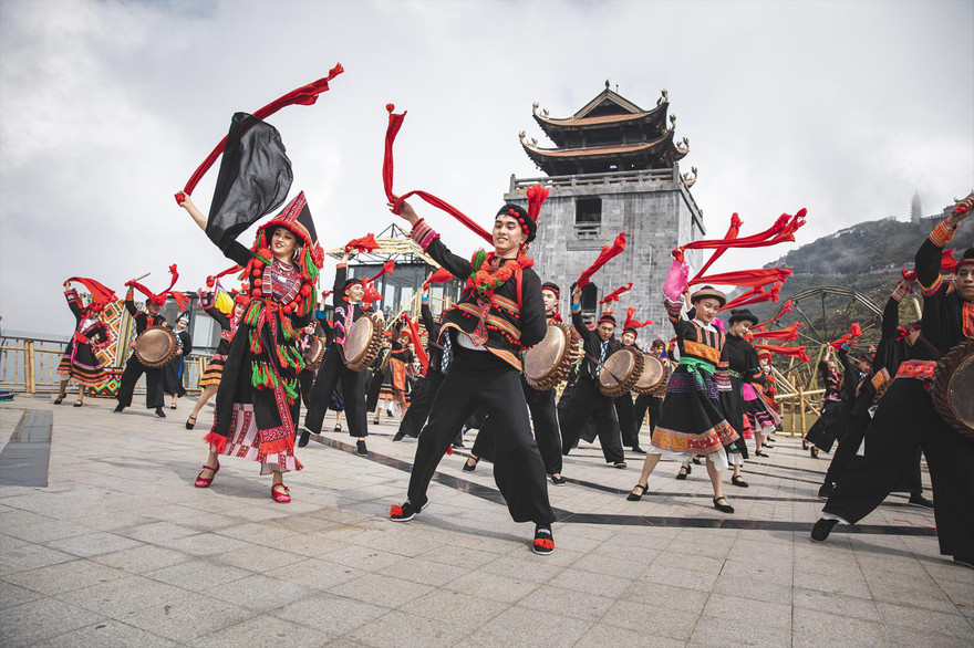 Vũ điệu trên mây, một trong những cách làm mới di sản văn hóa dân tộc của Lào Cai. Ảnh: KỲ SƠN