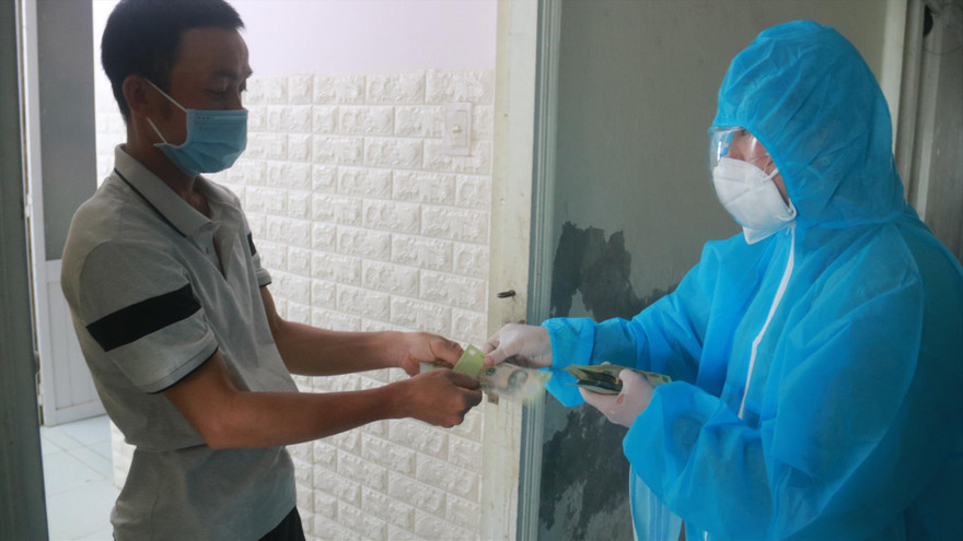 Người dân phường Nại Hiên Đông nhận tiền hỗ trợ từ TP 