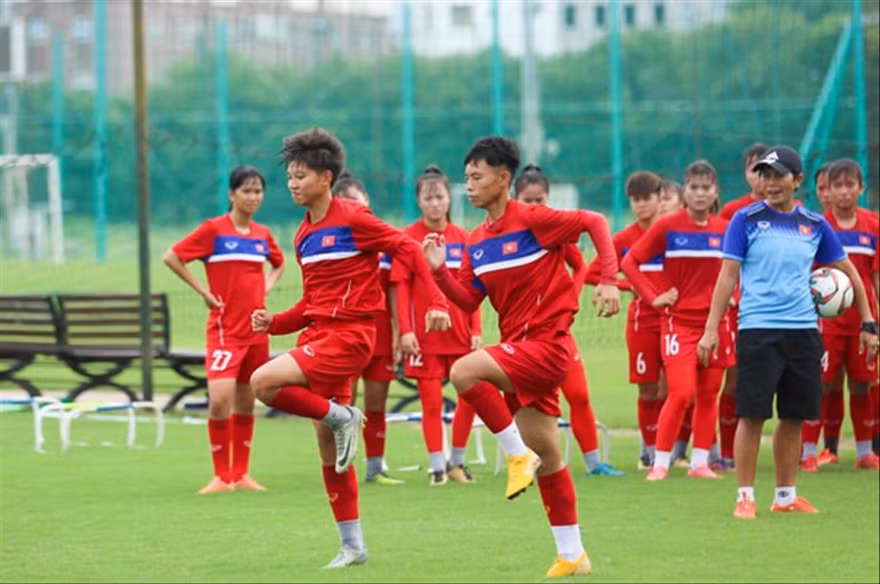 Các cầu thủ trẻ nữ Việt Nam phải đóng thuế thu nhập cá nhân dù tổng thu nhập chỉ bằng 1/2 mức bắt đầu tính thuế. Ảnh: VFF 