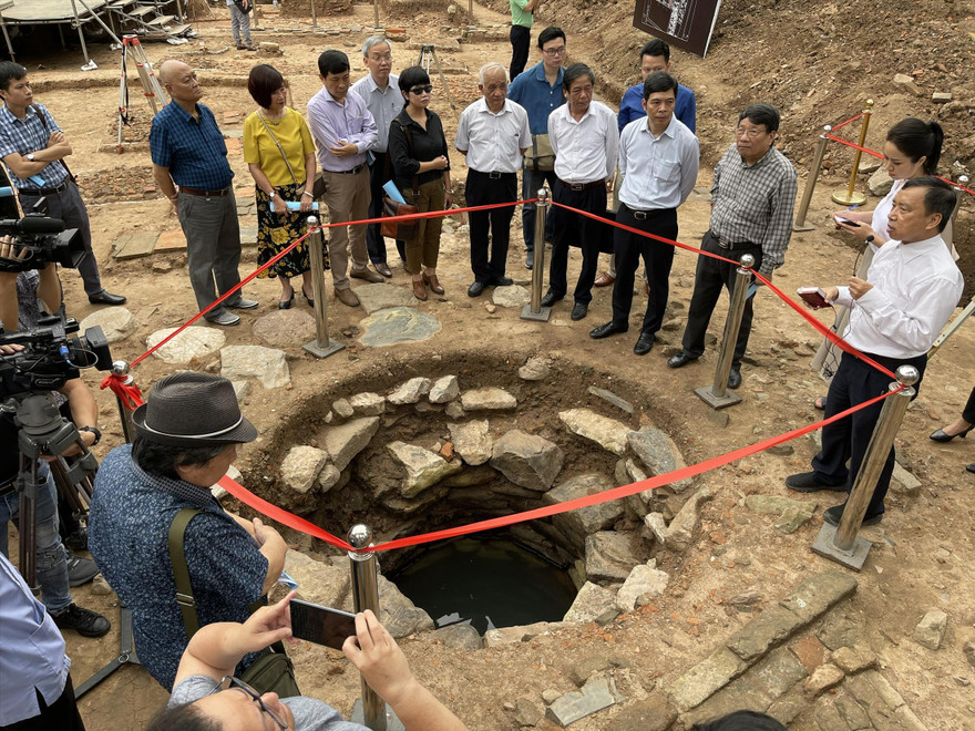 Giếng đá thời Lê Trung Hưng trong khu vực Hoàng thành Thăng Long. Ảnh: KỲ SƠN