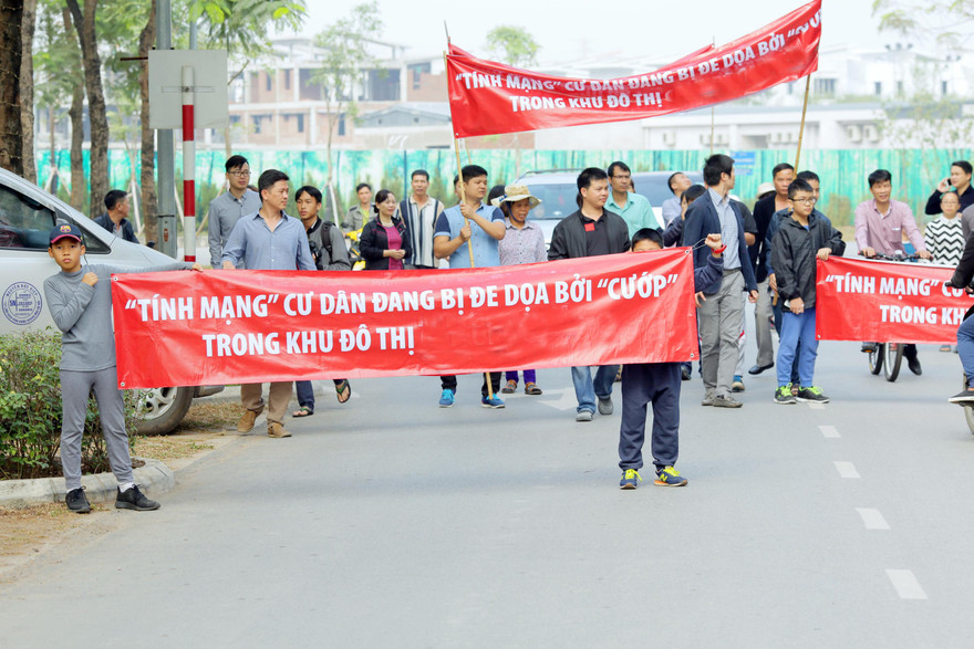 Cư dân mua nhà ở một dự án được trao giải về bất động sản căng khẩu hiệu phản đối chủ đầu tư. Ảnh: N.M