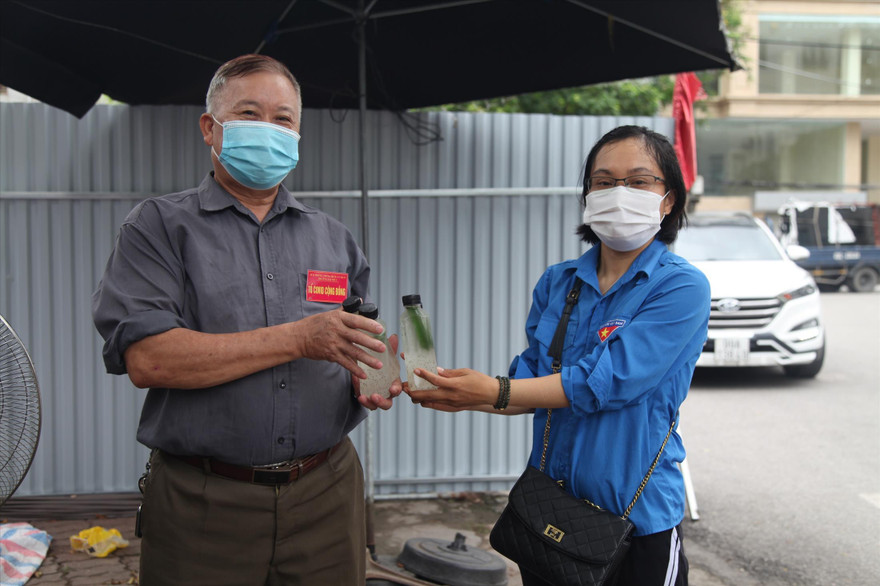 Tình nguyện viên tặng nước mát cho các điểm chốt kiểm soát dịch ở thành phố Bắc Ninh