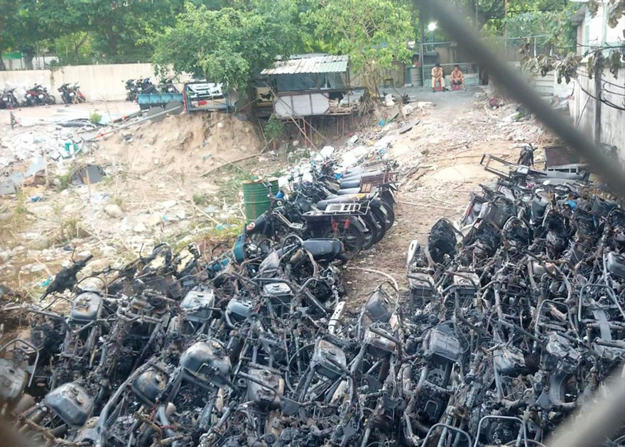 Hàng loạt xe trơ khung sắt sau vụ cháy đêm 30/3 ở Thủ Đức. Ảnh: NB 