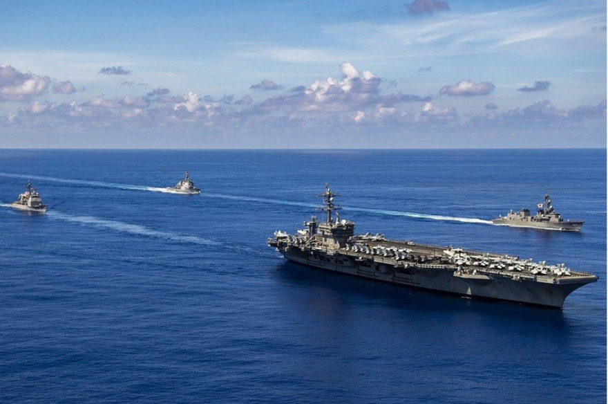 Nhóm tàu sân bay Mỹ USS Carl Vinson đang cùng tàu chiến Nhật Bản tập trận trên Biển Đông. Ảnh: AP 