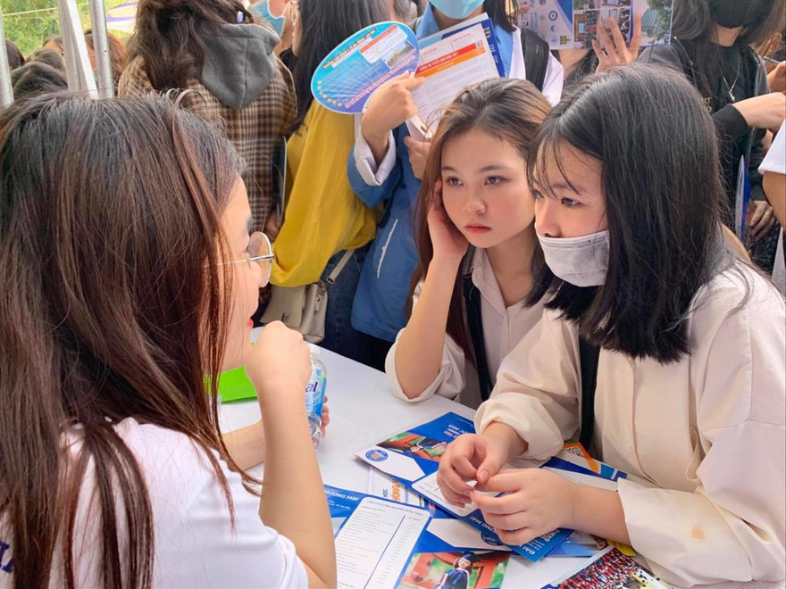 Đông đảo thí sinh tham gia ngày hội tư vấn tuyển sinh ngày 11/4. Ảnh: Nghiêm Huê