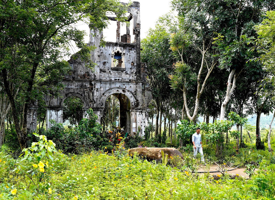 Mặt trước Giáo đường H’Bầu 
