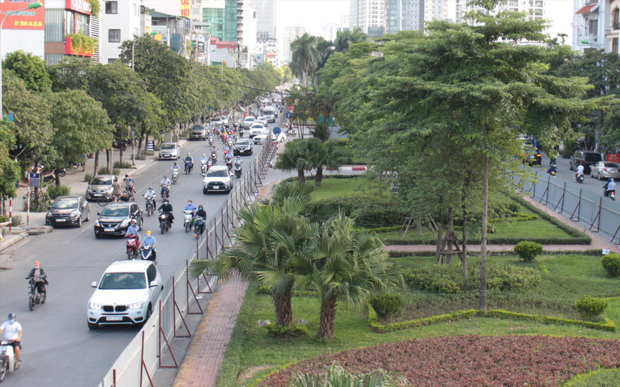 Dải phân cách phố Liễu Giai dựng rào, chuẩn bị xén 1 phần để mở rộng đường. Ảnh: T.Đảng 