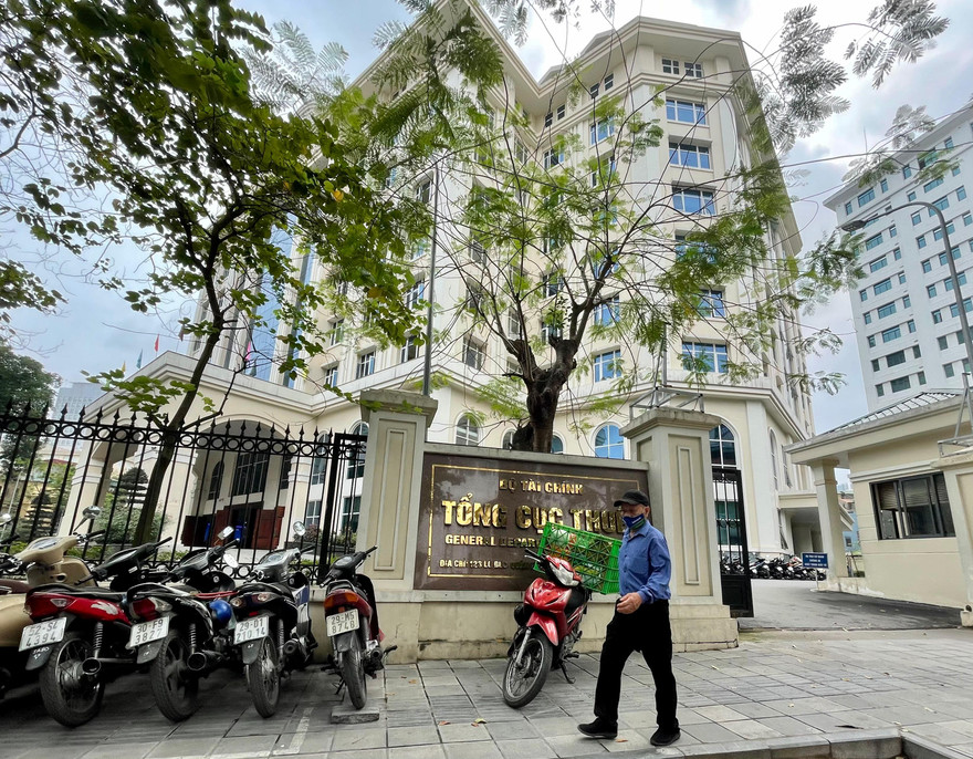 Trụ sở Tổng cục Thuế và thông báo đăng ký triển khai quản lý HĐĐT. Ảnh: Như Ý 