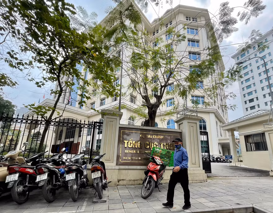 Trụ sở Tổng cục Thuế và thông báo đăng ký triển khai quản lý HĐĐT. Ảnh: Như Ý 