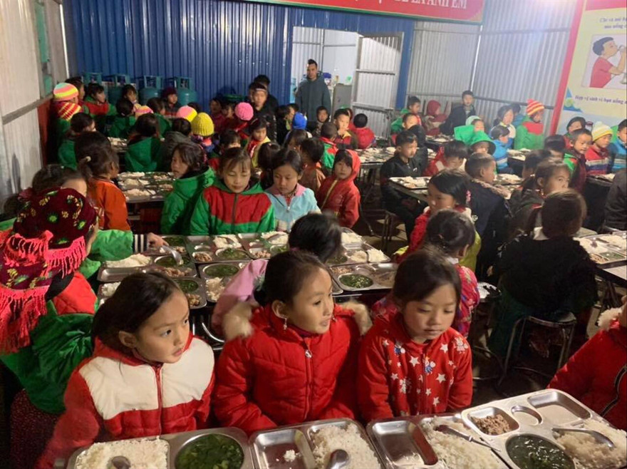 Bữa ăn của học sinh vùng cao. (Ảnh tư liệu 2019) 
