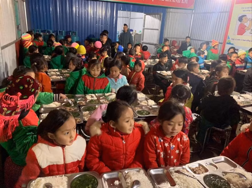 Bữa ăn của học sinh vùng cao. (Ảnh tư liệu 2019) 