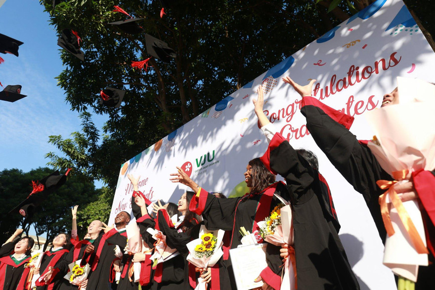 Lễ tốt nghiệp của học viên sau ĐH trường ĐH Việt-Nhật (Ảnh chụp trước ngày 27/4) 