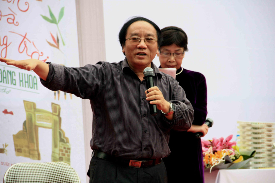 Nhà thơ Trần Đăng Khoa cho rằng: Nếu lấy tiêu chí nghệ thuật để đánh giá thì bạn có thể chê bài thơ “Bắt nạt”. Phía sau là nhà thơ Phan Thị Thanh Nhàn – tác giả bài thơ “Làm anh”. Ảnh: Bùi Hồng Liên