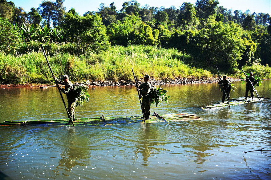 Lực lượng chức năng tuần tra tại các lối mòn huyện Bù Gia Mập, tỉnh Bình Phước