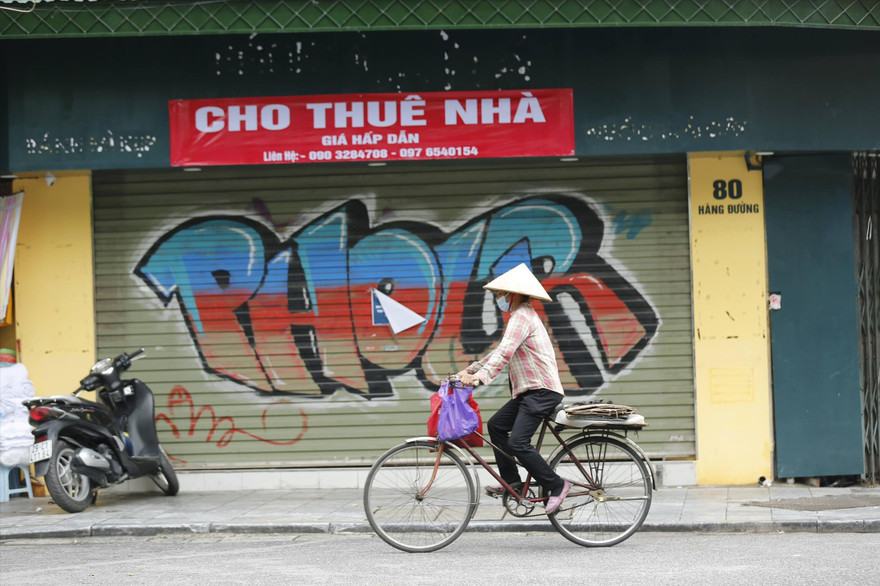 Nhiều DN nhỏ, hộ kinh doanh phải đóng cửa, thua lỗ, có miễn, giảm thuế họ cũng không được hưởng lợi nhiều. Ảnh hàng quán ở Hà Nội đóng cửa do dịch COVID-19. Ảnh: Như Ý