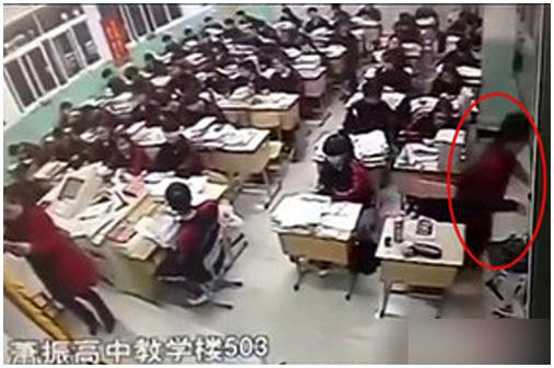 Đang học, nam sinh mở cửa sổ lớp nhảy tự tử