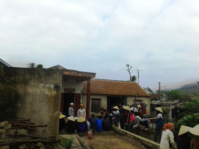 Nhiều người trong xã hiếu kỳ kéo nhau đến ngôi nhà xảy ra sự việc để theo dõi.