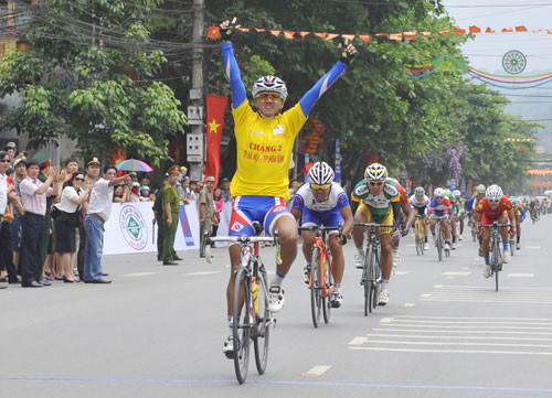 VĐV Nguyễn Tuấn Hoài, Dược Domesco Đồng Tháp 1 cán đích đầu tiên tại TP.Sơn La