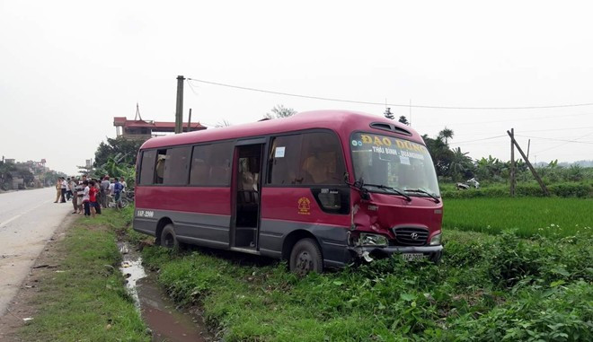 Xe khách yên vị dưới ruộng lúa, bị hư hỏng nặng sau cú va chạm.