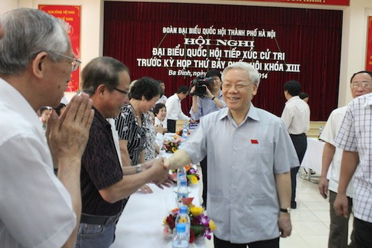 Tổng Bí thư Nguyễn Phú Trọng bắt tay các cử tri trong cuộc tiếp xúc