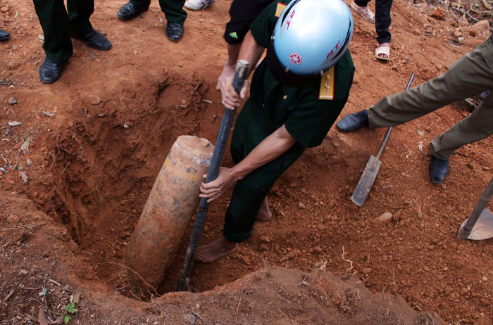 Lực lượng chức năng đang đào quả bom
