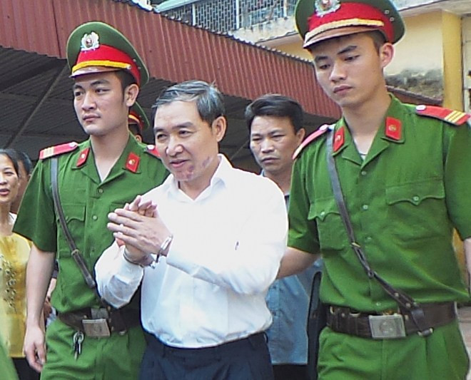 Dương Chí Dũng đang được áp tải ra xe.