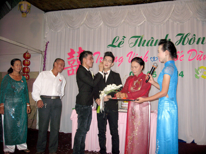 Đôi uyên ương tặng lễ cưới cho nhau