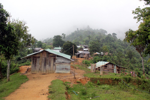 Nghèo đói, hủ tục vẫn còn dai dẳng trong ngôi làng sống trên đỉnh núi này. Ảnh. Tiến Hùng/VnExpress