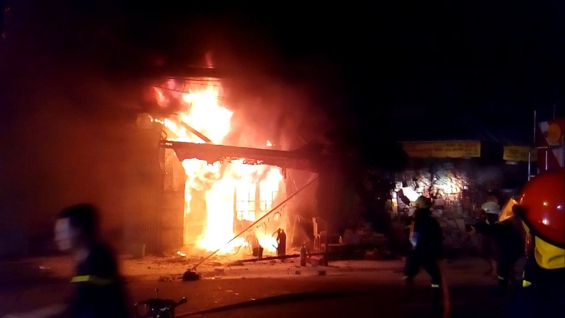 Tiệm tạp hoá bốc cháy ngùn ngụt