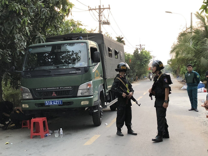 Lực lượng cảnh sát vây bắt Tuấn "khỉ" sau khi đối tượng gây án bỏ trốn. Ảnh: PV