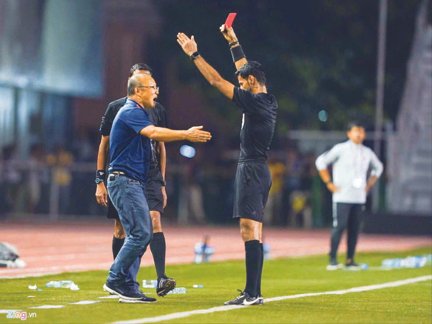 HLV Park Hang Seo nhận thẻ đỏ ở trận chung kết SEA Games 30. Ảnh: Zing