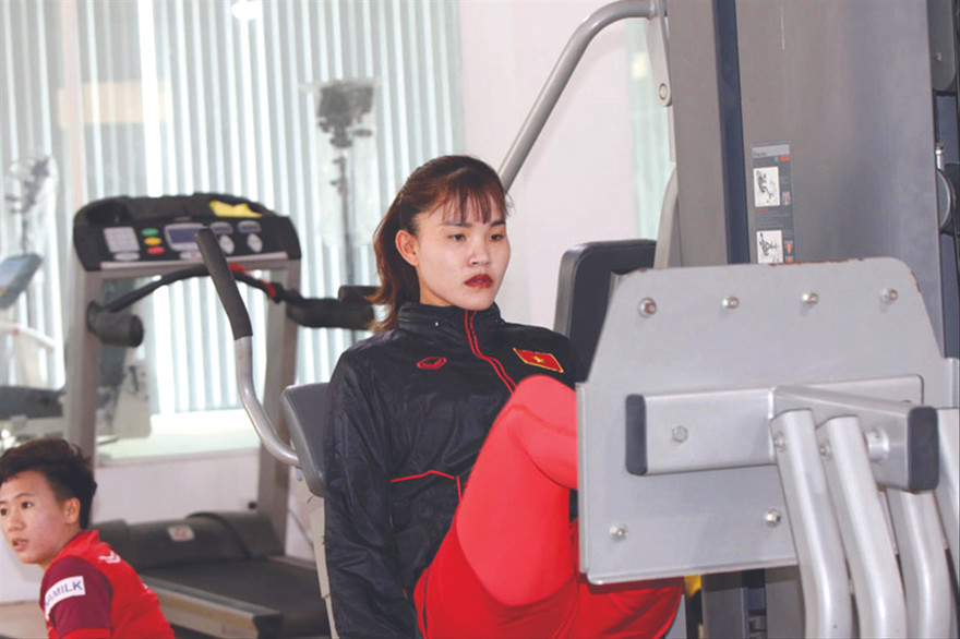 Trung vệ Chương Thị Kiều tập luyện trong phòng Gym
