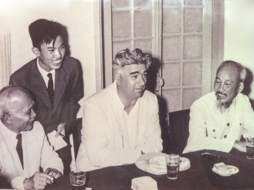 Ông Vũ Khoan (thứ hai từ trái sang) trong lần dịch cho Bác Hồ. Ảnh Tư liệu Bộ Ngoại giao VN