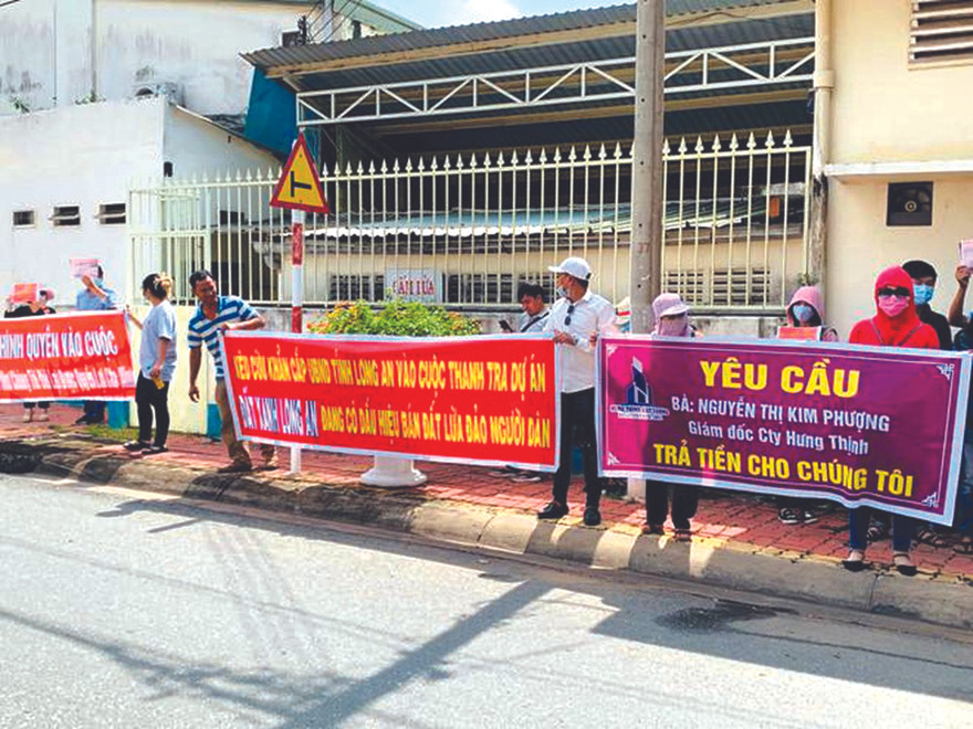 Khách hàng căng băng rôn yêu cầu chủ đầu tư Dự án Hưng Thịnh Cát Tường ở Long An trả lại tiền. Ảnh: T.Q