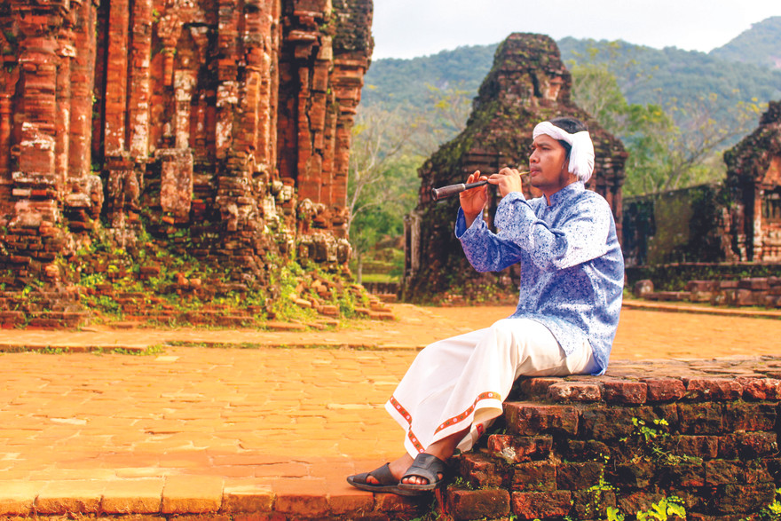 Gần mười năm nay, Thiên Thành Vũ là người giữ hồn kèn saranai, giữ văn hóa nghệ thuật Chăm giữa lòng Thánh địa. Ảnh: Giang Thanh