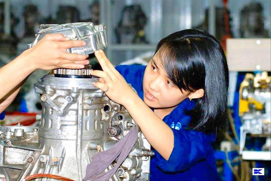 Sinh viên trường ÐH Sư phạm Kỹ thuật TPHCM trong một giờ thực hành. Ảnh: Văn Ðỗ 